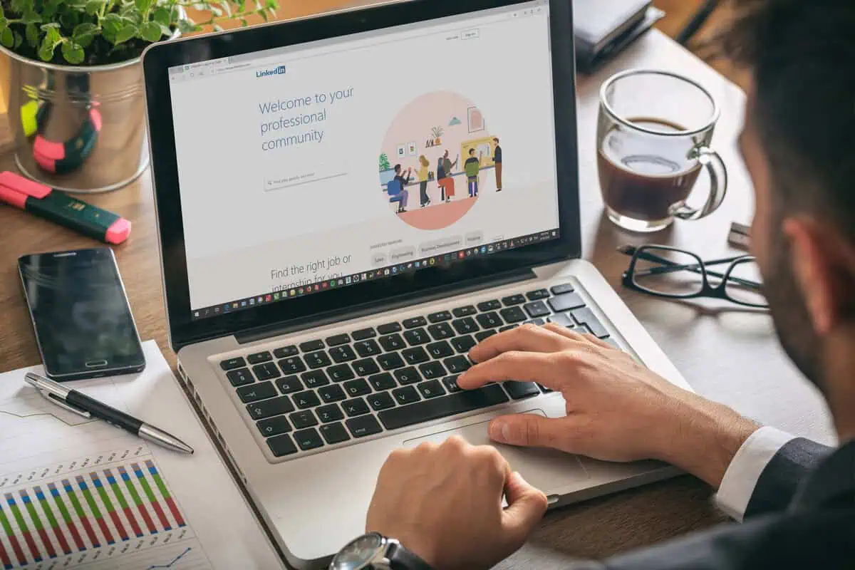 How to Announce New Job on LinkedIn: Short Guide from HR experts