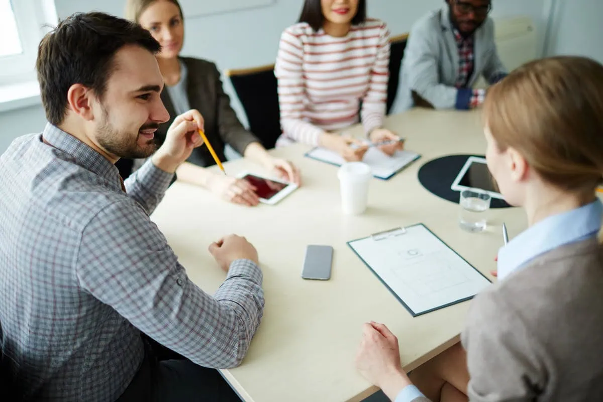 HR consults business partners in the startup boardroom.