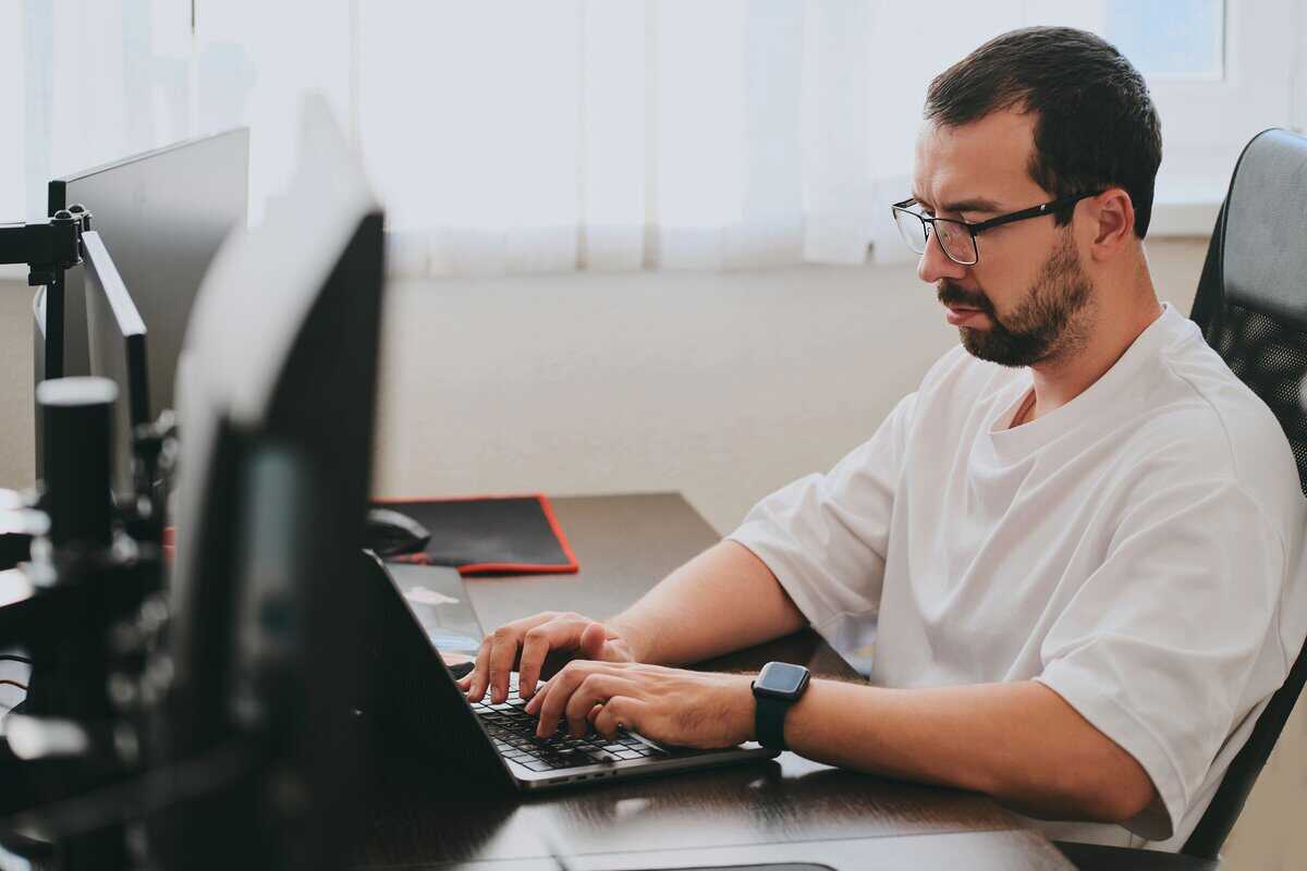 Developer working from the office on the laptop testimonial