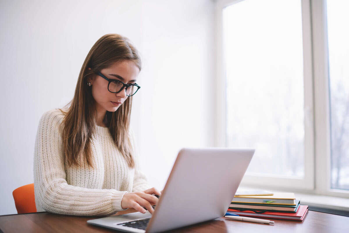 Digital Marketing Virtual Assistant: How to Hire & Our Experience