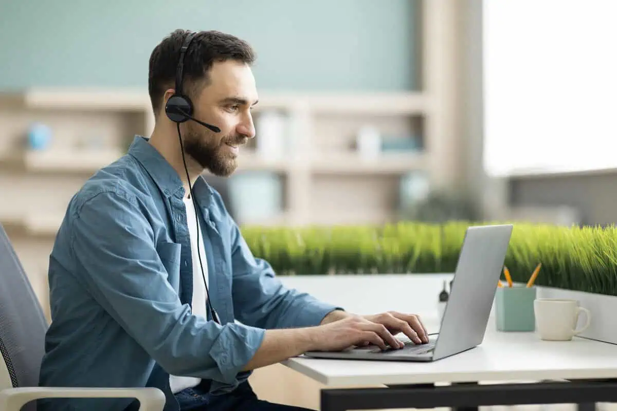 Virtual assistant working